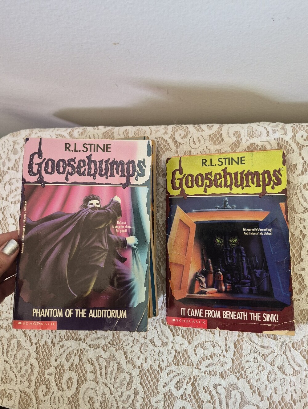 9 Goosebumps Books - Picture 8 of 12